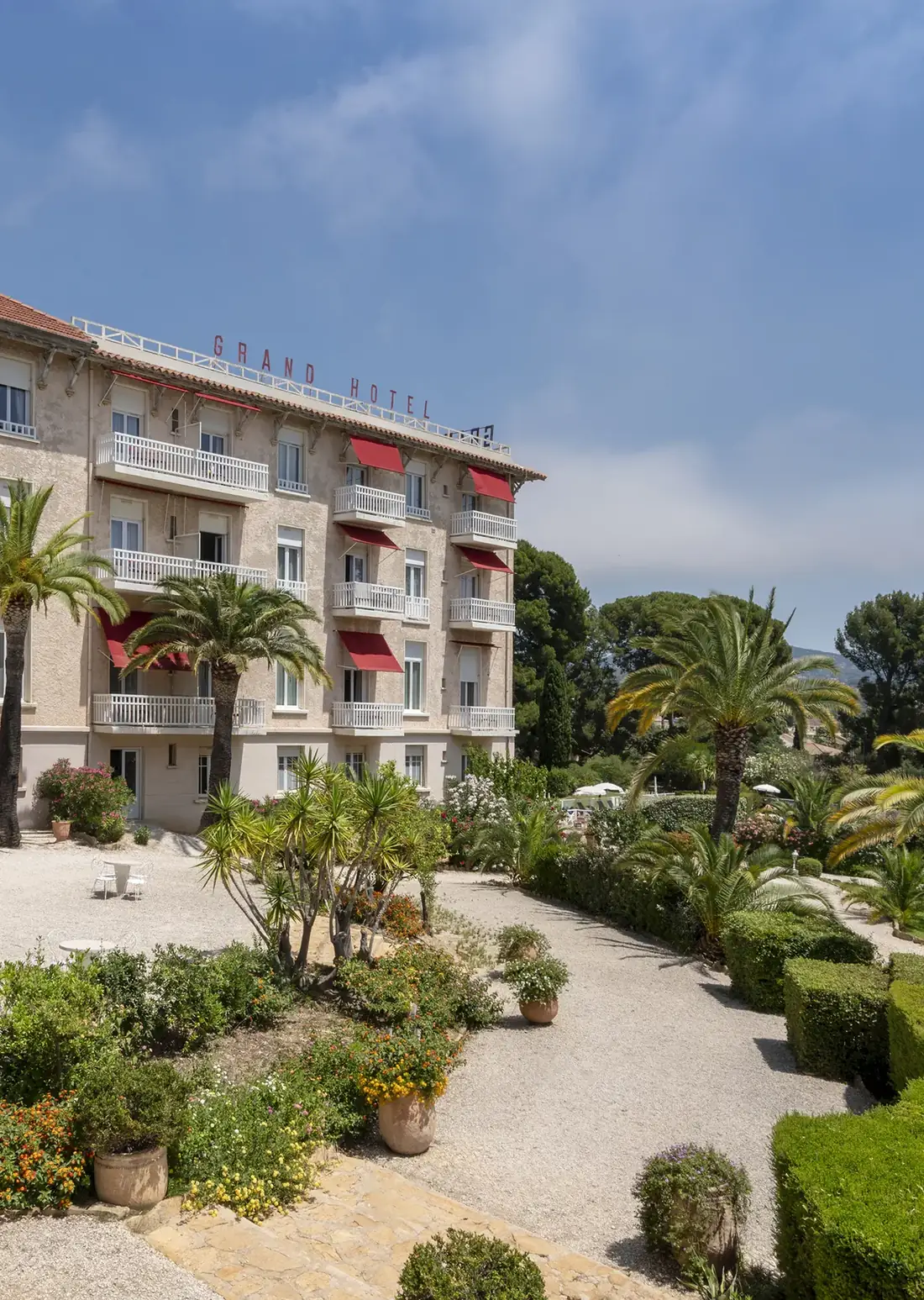 Façade du Grand Hôtel des Lecques et son jardin