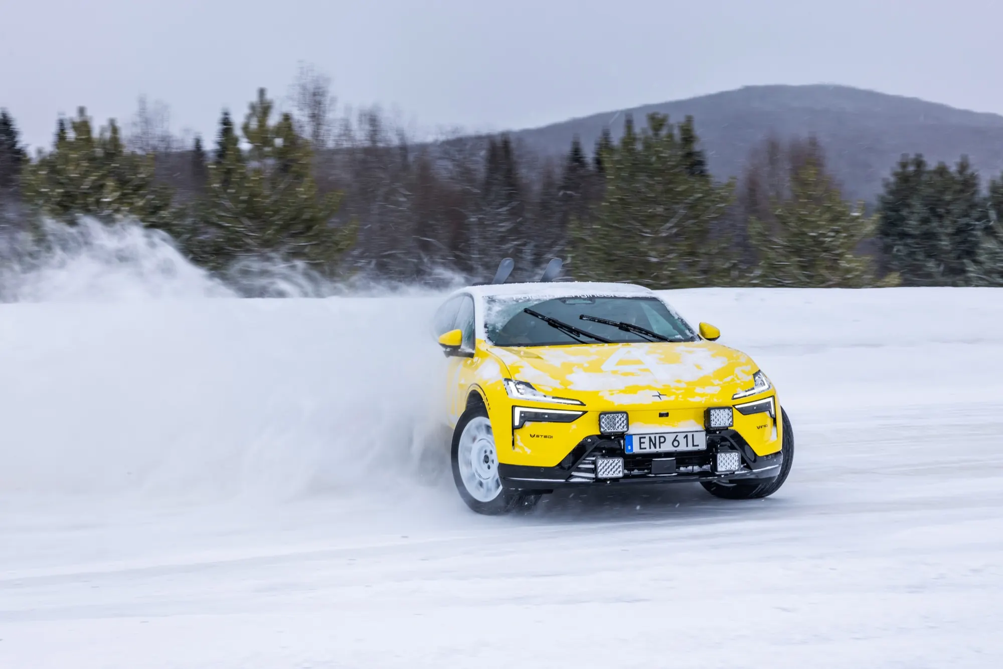 Polestar 4 jaune en glisse sur la neige du circuit
