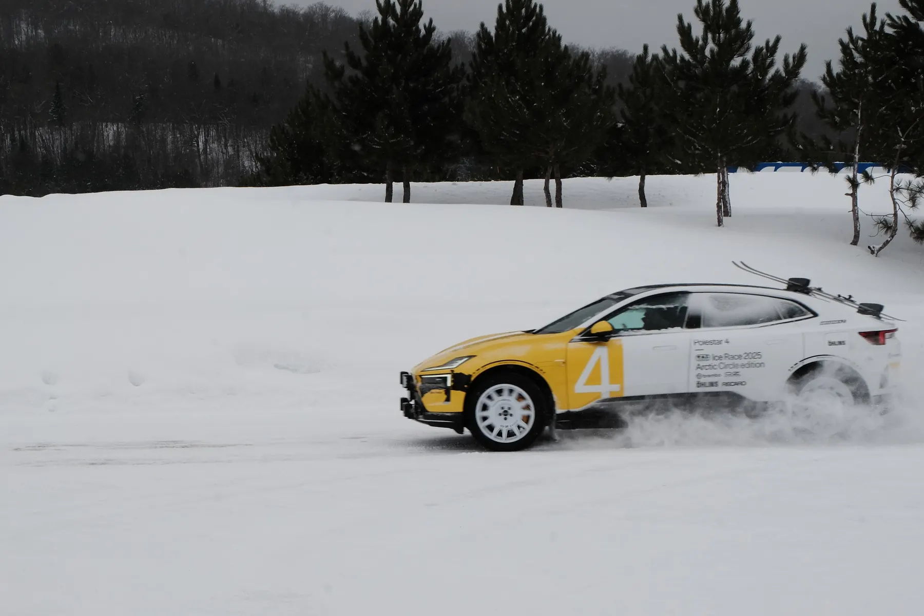 Polestar 4 en livrée Ice Race sur la piste enneigée